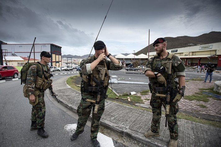 Mariniers helpen bij nasleep orkaan Irma in Sint Maarten, 2017