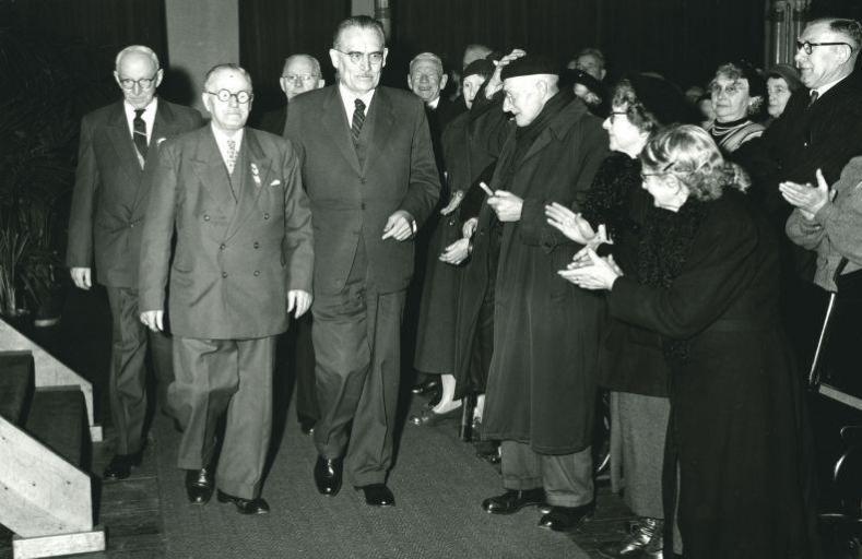 Minister-president Drees krijgt applaus bij bijeenkomst senioren, kort na invoering van de AOW, 1956
