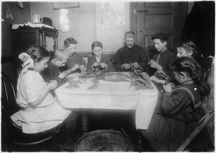 Armbanden maken in de avonduren: thuiswerken met de familie in New York in 1912. 