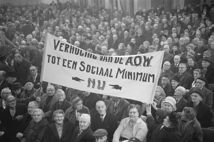 Demonstratie voor verhoging AOW, Irenehal Utrecht, 1964