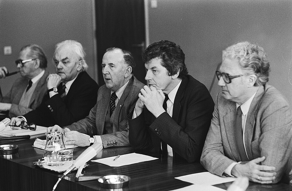 vertegenwoordigers van werkgevers en vakbonden na het sluiten van het Akkoord van Wassenaar in november 1982