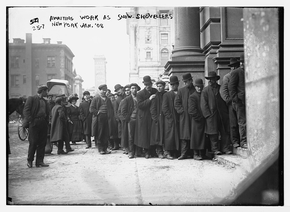  In de rij voor een baantje als sneeuwschuiver, New York 1908